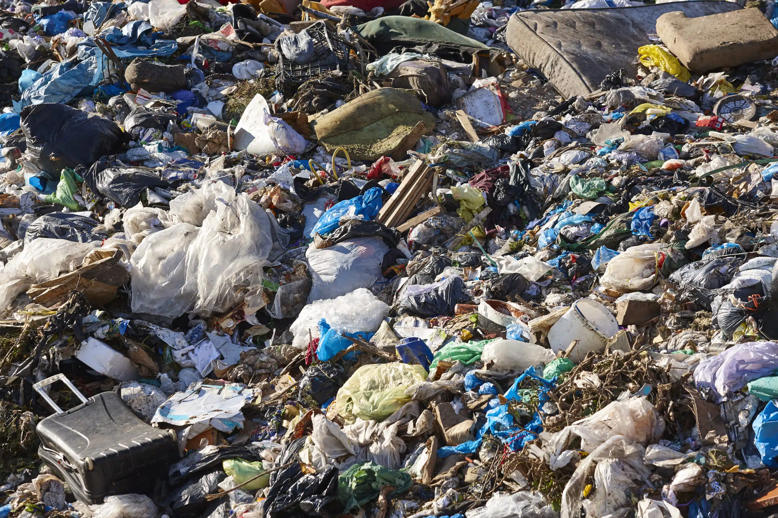 Lutte contre les déchets plastiques : Les autorités interdisent, le plastique demeure !